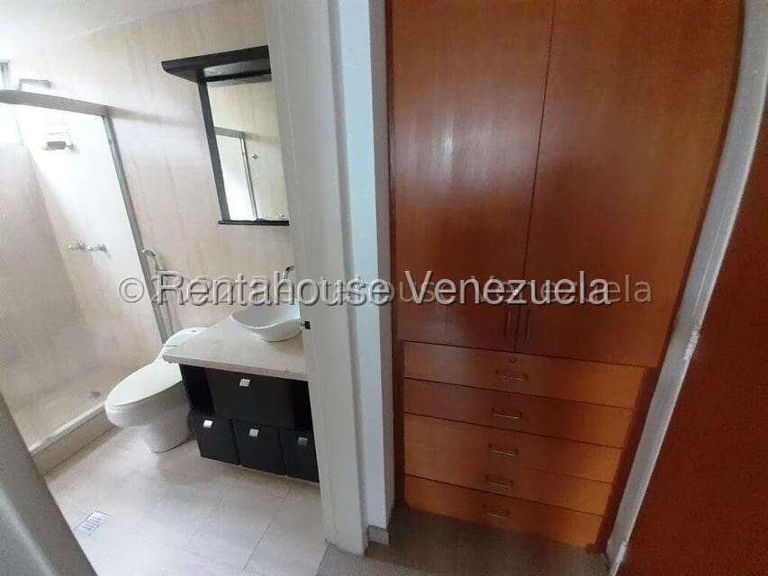 Apartamento (1 Nivel) en Alquiler en Los Palos Grandes, Distrito Metropolitano - 19