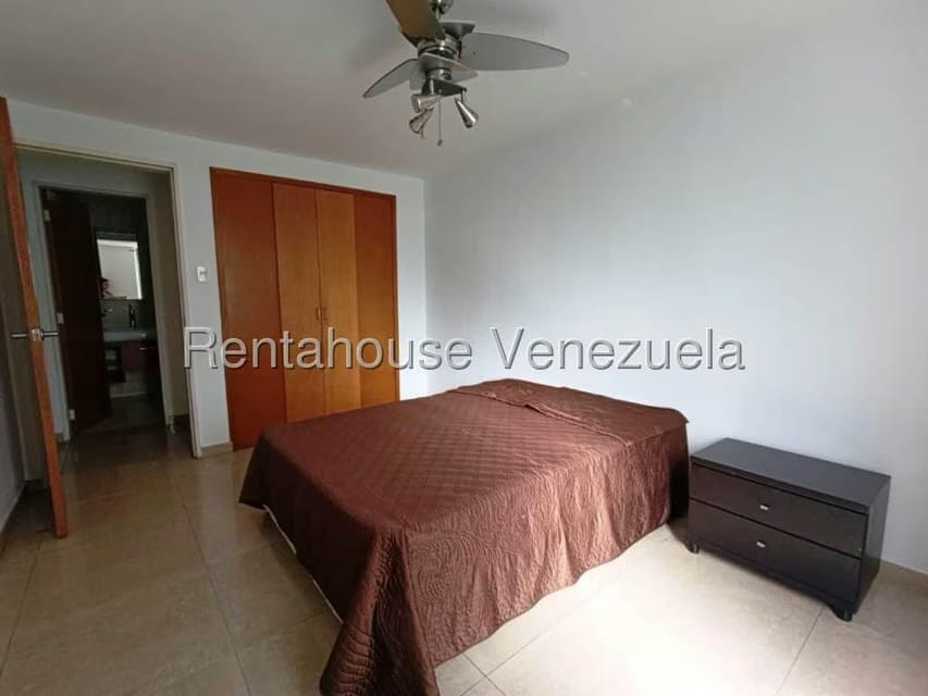 Apartamento (1 Nivel) en Alquiler en Los Palos Grandes, Distrito Metropolitano - 21