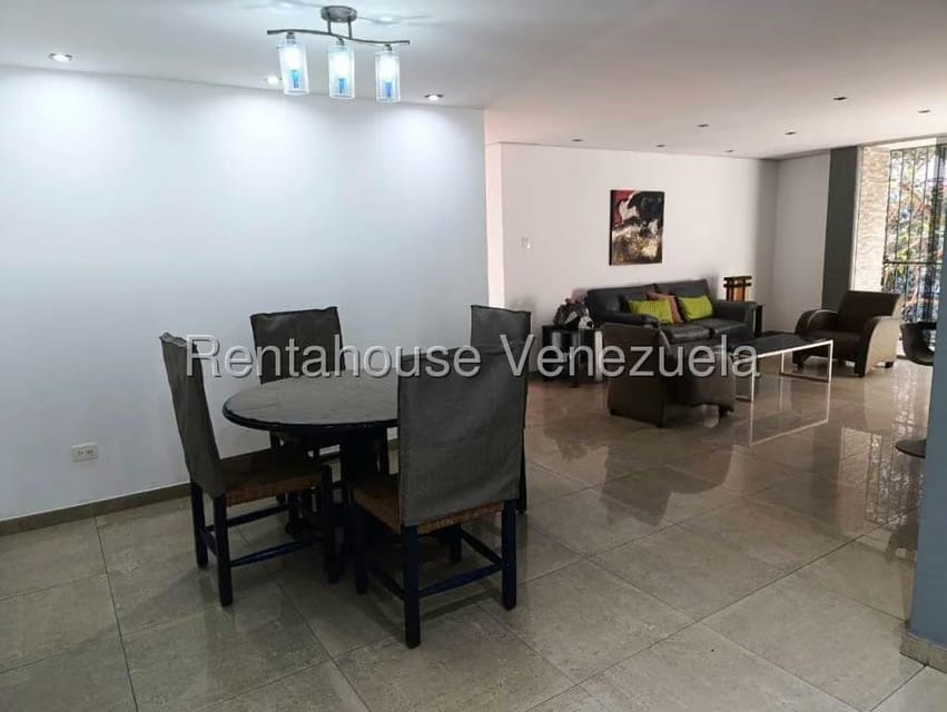 Apartamento (1 Nivel) en Alquiler en Los Palos Grandes, Distrito Metropolitano - 4