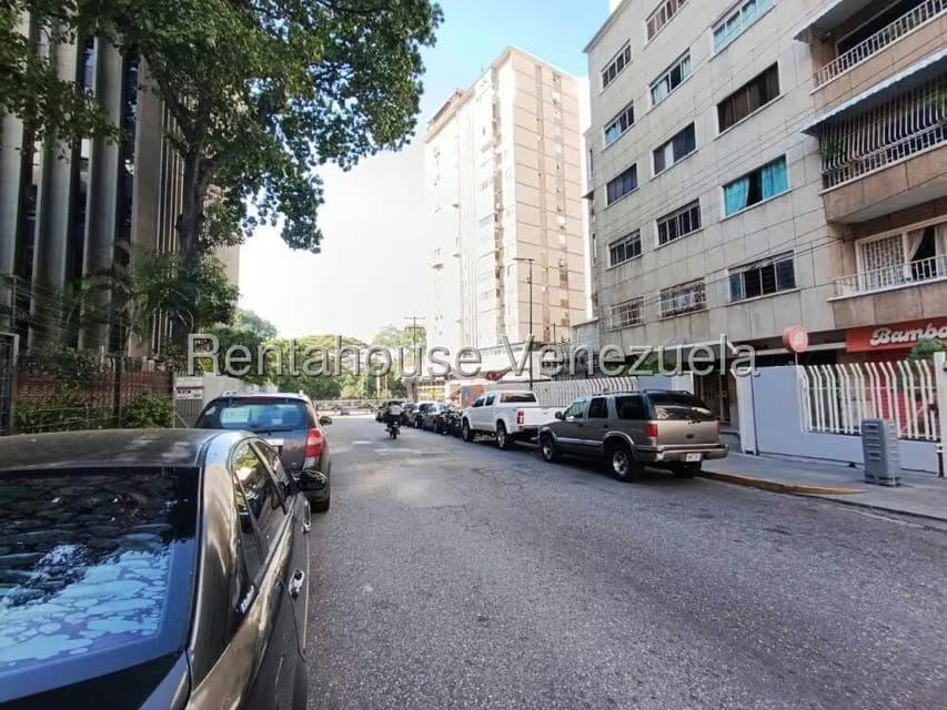 Apartamento (1 Nivel) en Alquiler en Los Palos Grandes, Distrito Metropolitano - 32