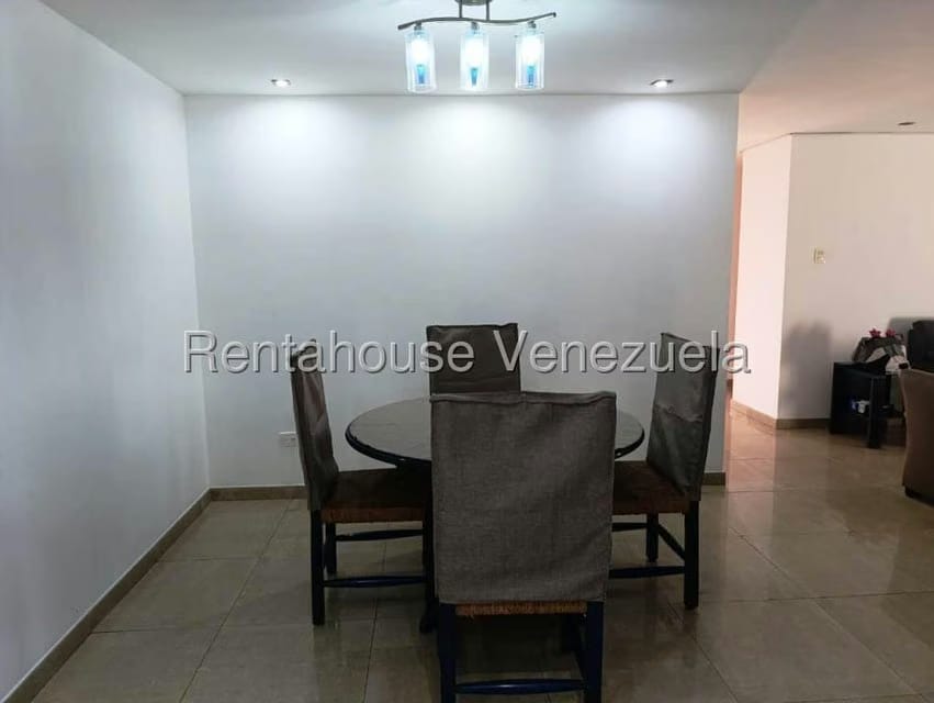 Apartamento (1 Nivel) en Alquiler en Los Palos Grandes, Distrito Metropolitano - 5