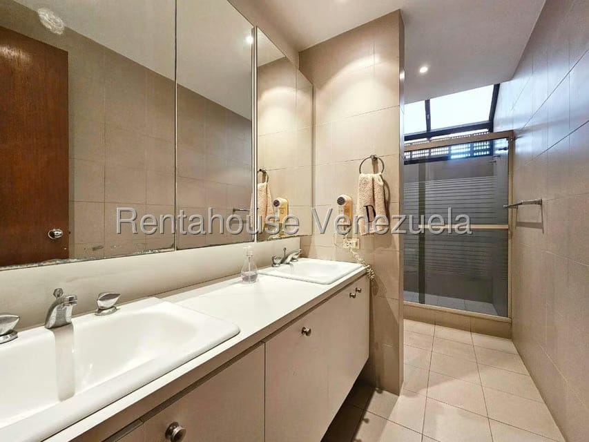 Casa (Duplex) en Venta en La Floresta, Distrito Metropolitano - 72