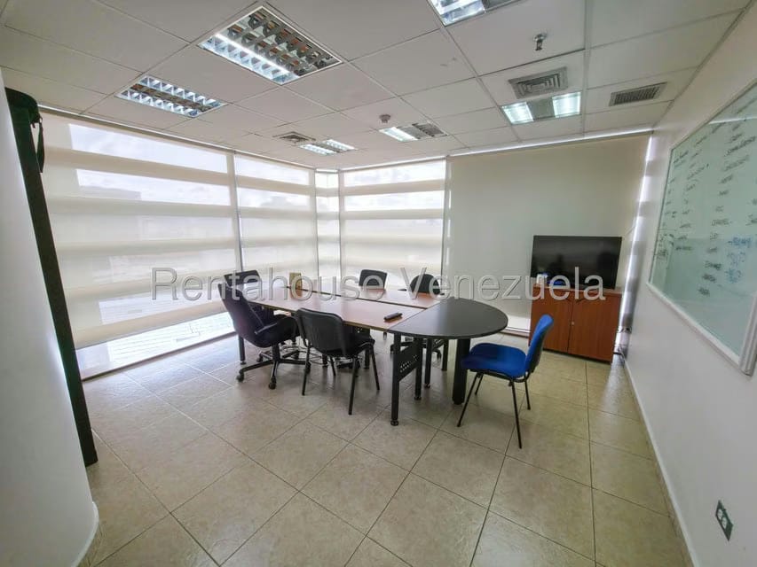 Comercial (Oficina) en Alquiler en Los Dos Caminos, Distrito Metropolitano - 11