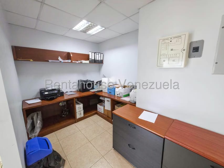 Comercial (Oficina) en Alquiler en Los Dos Caminos, Distrito Metropolitano - 4