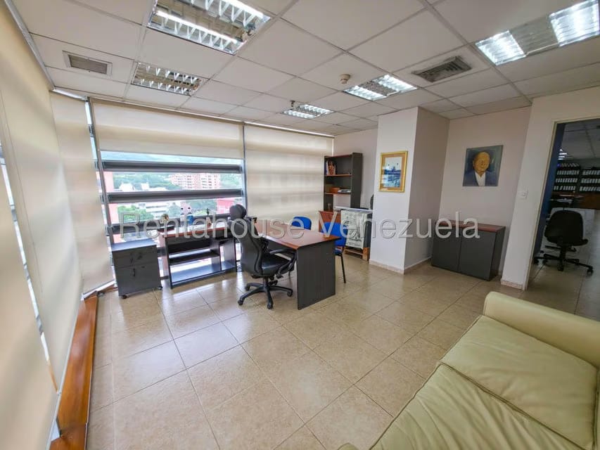Comercial (Oficina) en Alquiler en Los Dos Caminos, Distrito Metropolitano - 10