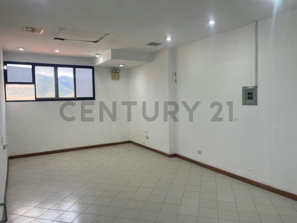 Local de 27.35 mts2 en venta en el CC El Refugio. - 3