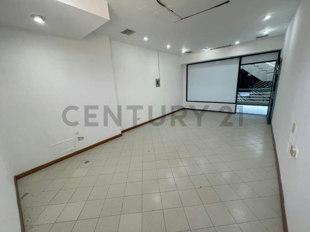 Local de 27.35 mts2 en venta en el CC El Refugio. - 4