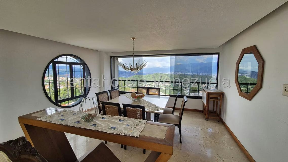 Apartamento (Duplex) en Venta en Lomas de Prados del Este, Distrito Metropolitano - 2
