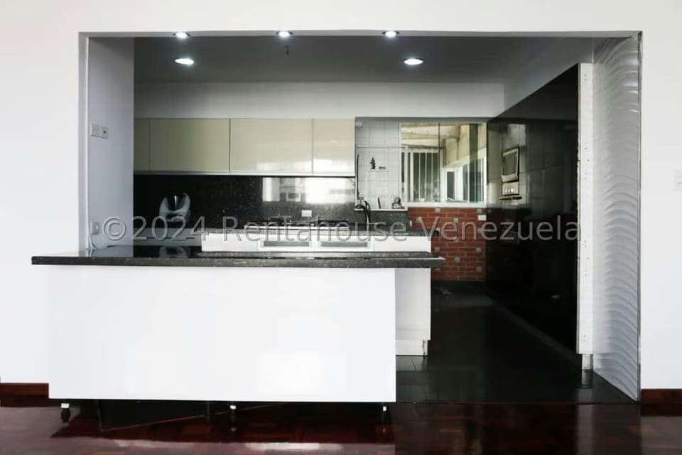 Apartamento (1 Nivel) en Alquiler en Los Dos Caminos, Distrito Metropolitano - 2