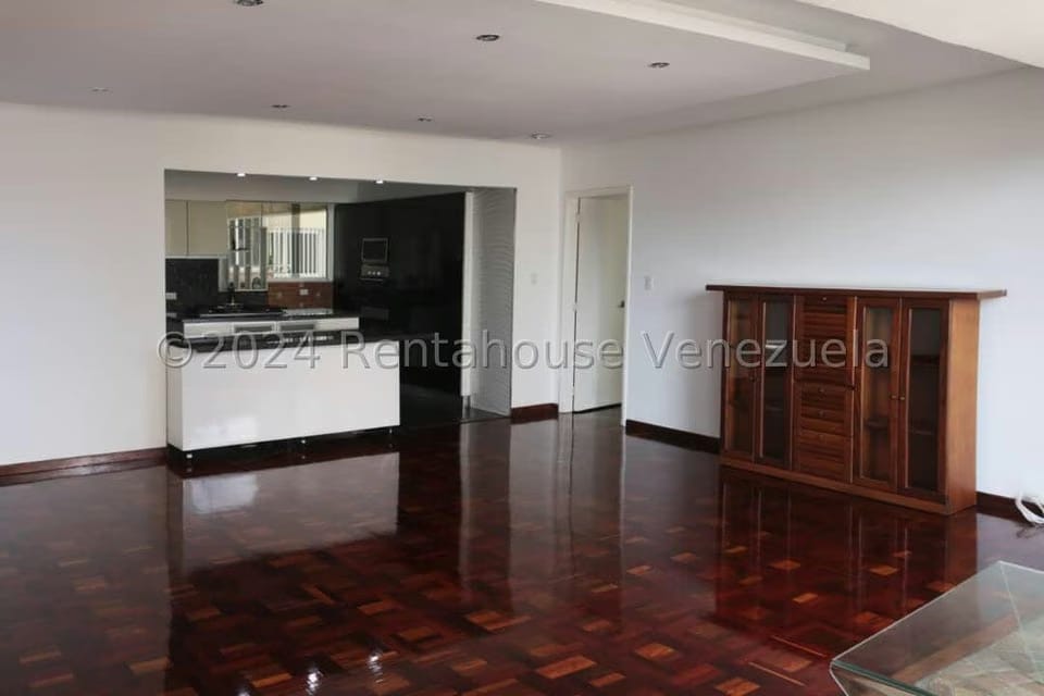 Apartamento (1 Nivel) en Alquiler en Los Dos Caminos, Distrito Metropolitano - 12
