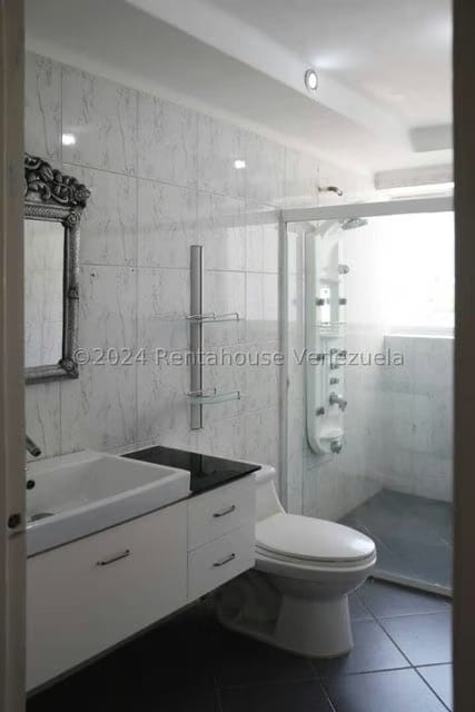 Apartamento (1 Nivel) en Alquiler en Los Dos Caminos, Distrito Metropolitano - 13