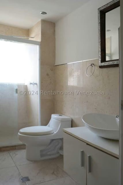 Apartamento (1 Nivel) en Alquiler en Los Dos Caminos, Distrito Metropolitano - 15