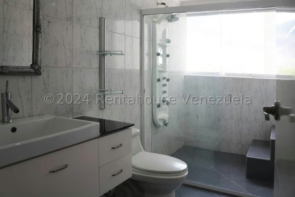 Apartamento (1 Nivel) en Alquiler en Los Dos Caminos, Distrito Metropolitano - 6