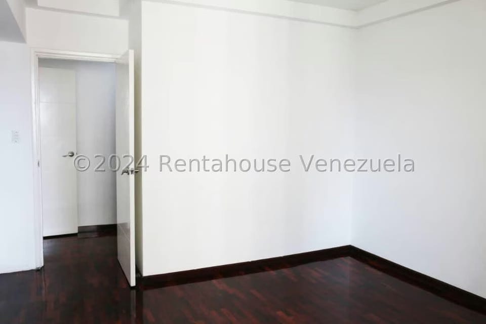 Apartamento (1 Nivel) en Alquiler en Los Dos Caminos, Distrito Metropolitano - 9