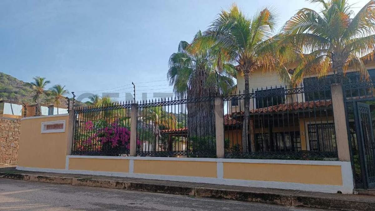 En venta Casa equipada en urbanización Paraíso 1, Pampatar - 3