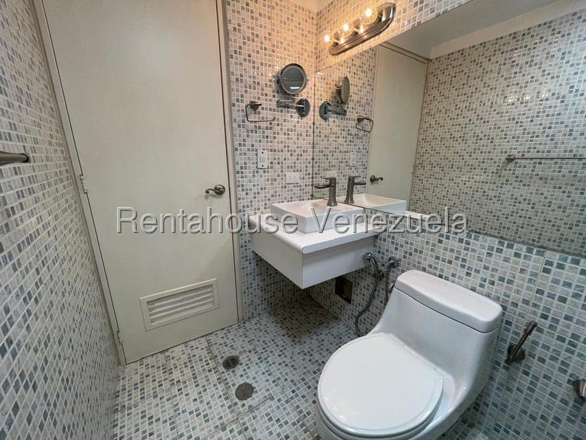 Apartamento (Duplex) en Alquiler en El Rosal, Distrito Metropolitano - 41