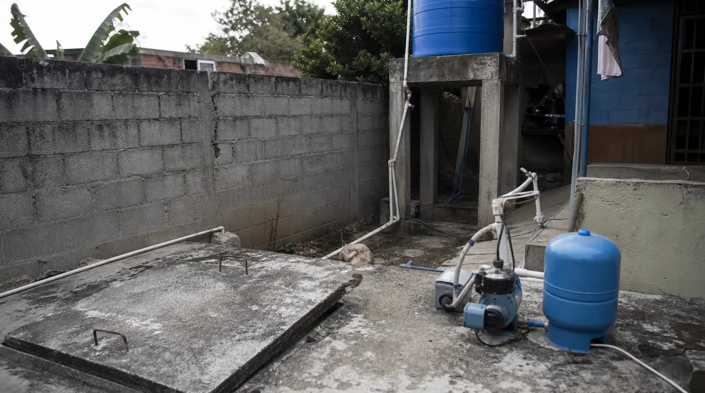 Diagrama del sistema de agua de una casa venezolana: cisterna subterránea, bomba, tanque elevado e hidroneumático