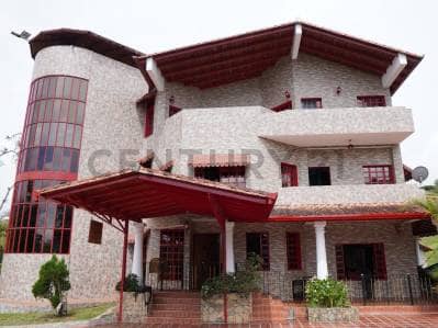 Casa en venta de tres niveles en Merida