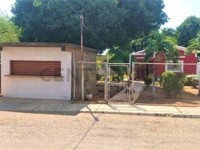 Casa con terreno amplio y local comercial, Sector El Peru, San Francisco Zulia