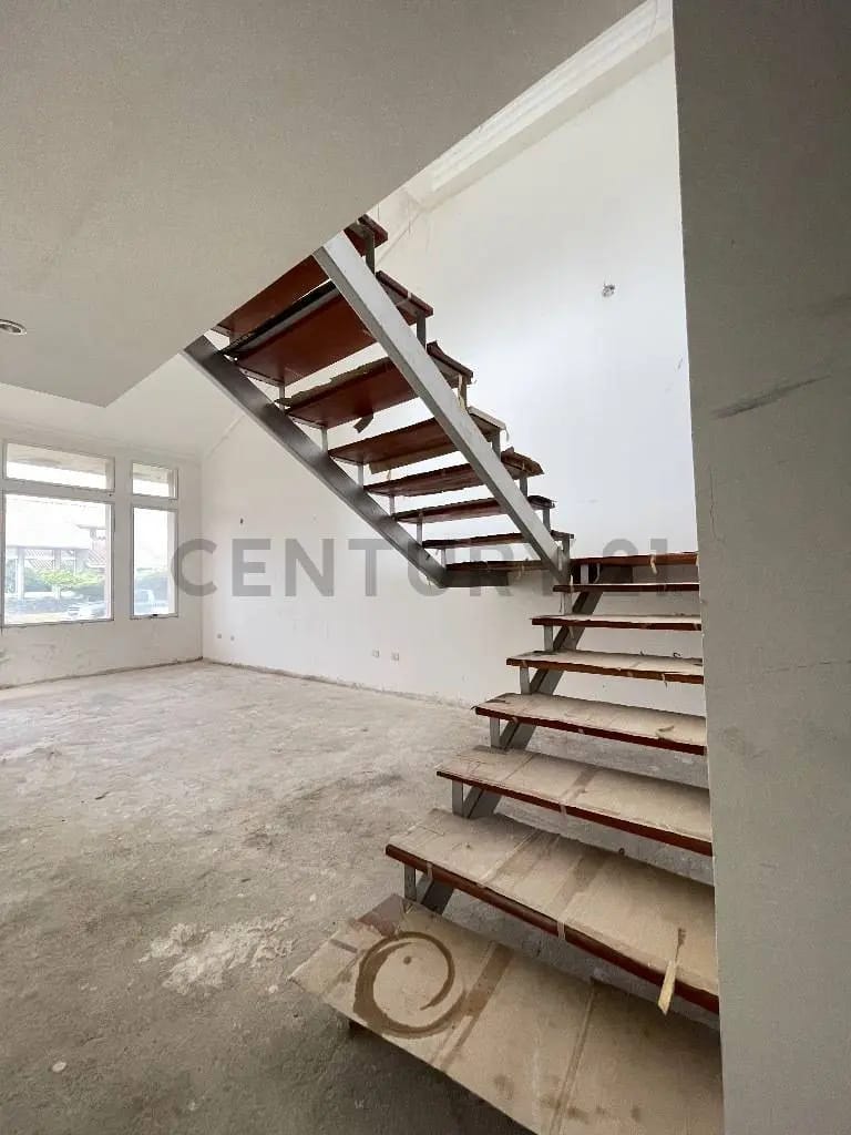 Majestuoso Townhouse en obra gris - 5
