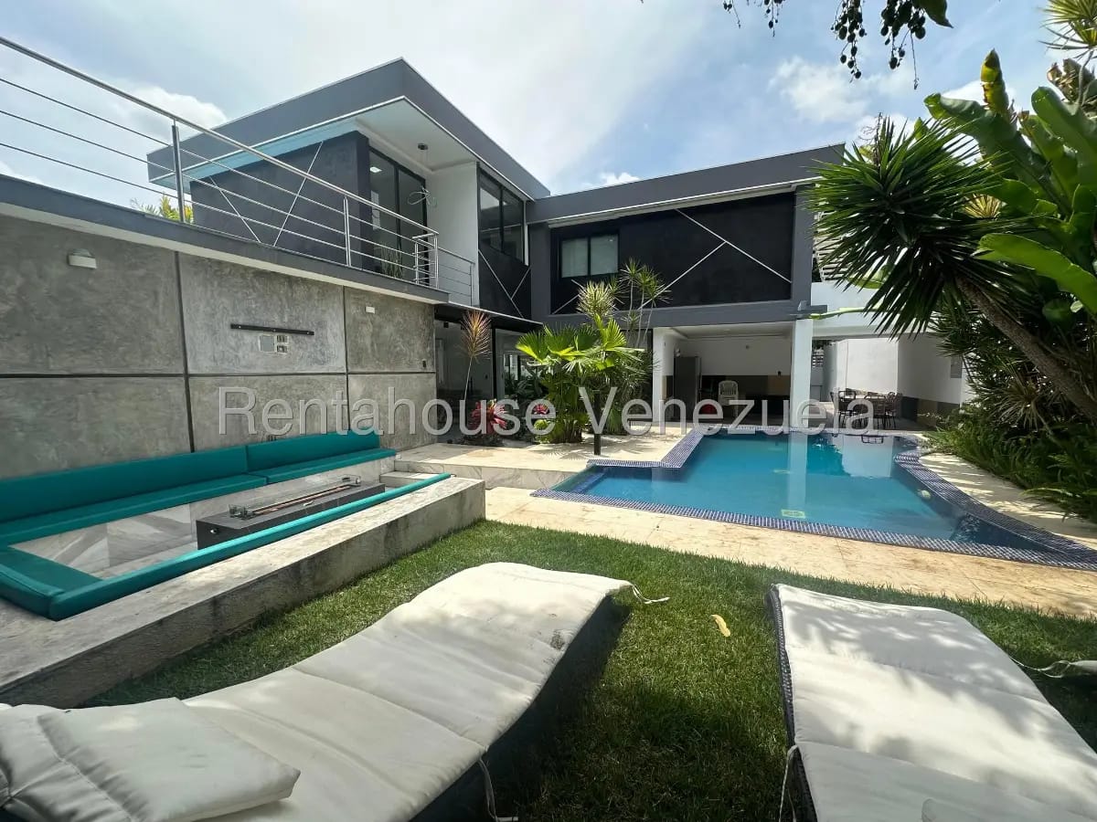 Magnifica casa en venta El Cafetal, hermosos jardines, piscina, parrillera, gimnasio, family room