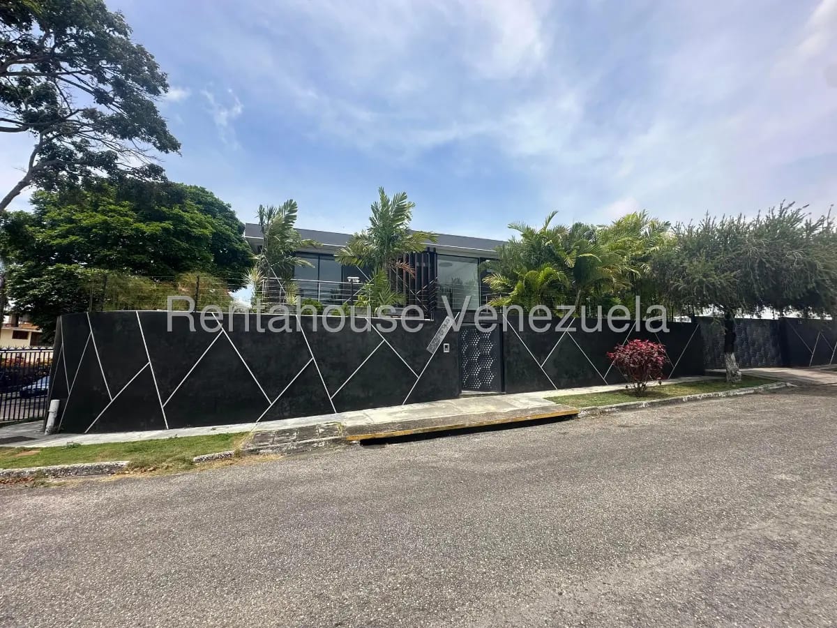 Magnifica casa en venta El Cafetal, hermosos jardines, piscina, parrillera, gimnasio, family room - 2