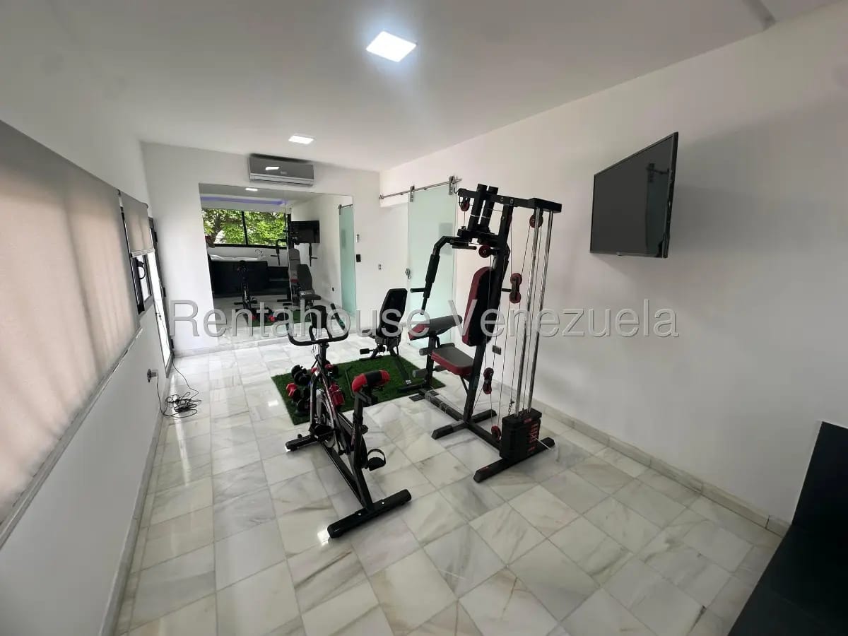 Magnifica casa en venta El Cafetal, hermosos jardines, piscina, parrillera, gimnasio, family room - 3
