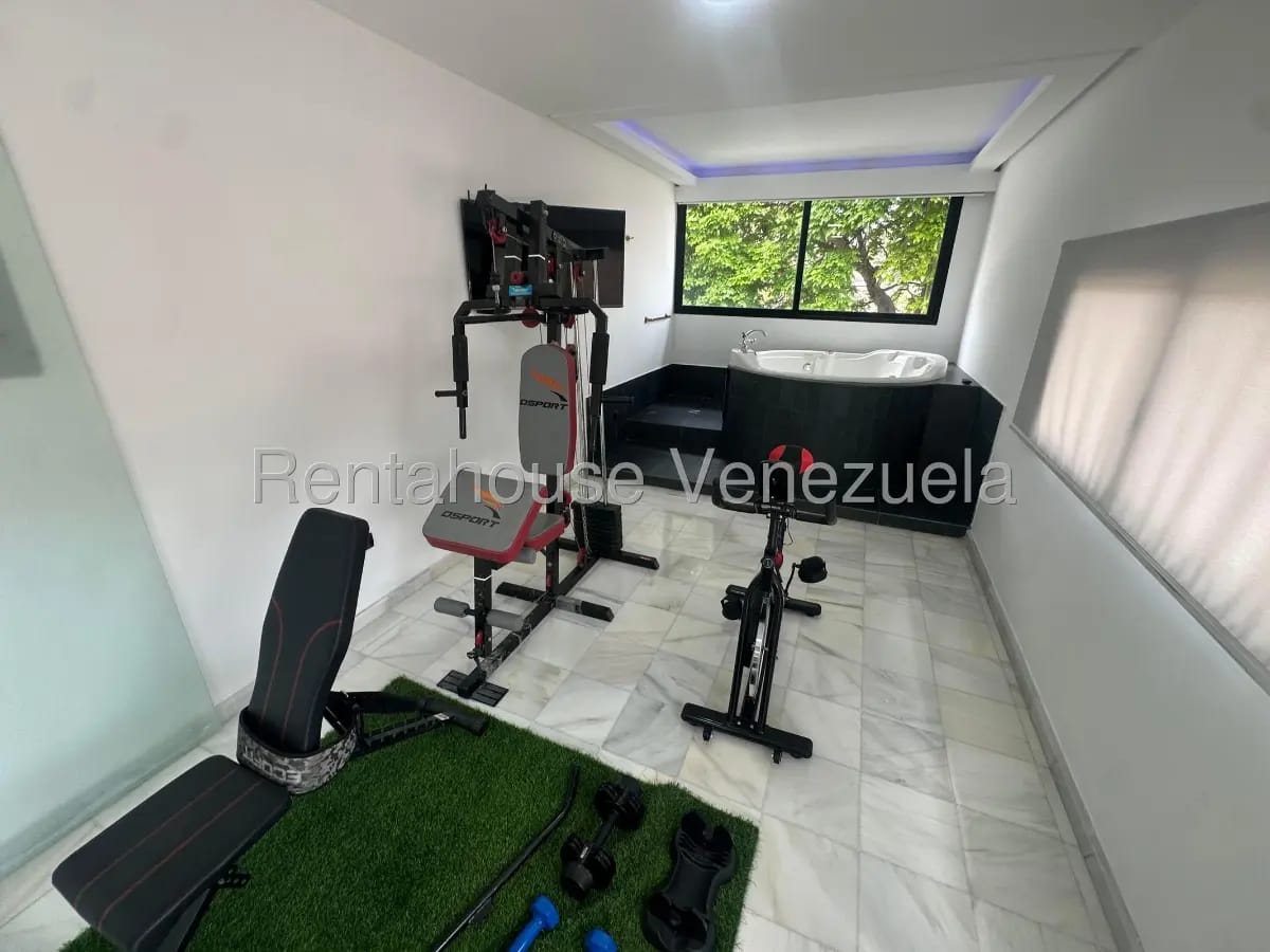 Magnifica casa en venta El Cafetal, hermosos jardines, piscina, parrillera, gimnasio, family room - 4