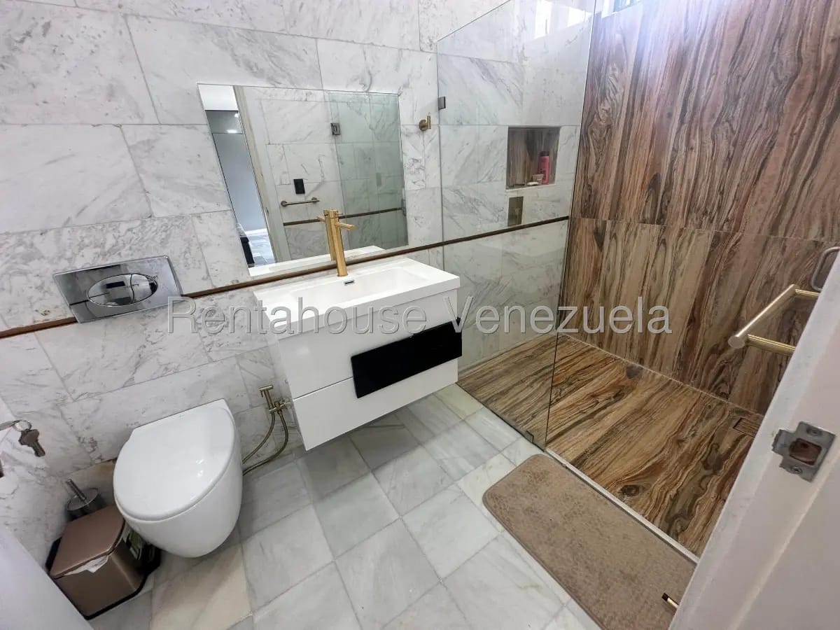Magnifica casa en venta El Cafetal, hermosos jardines, piscina, parrillera, gimnasio, family room - 6