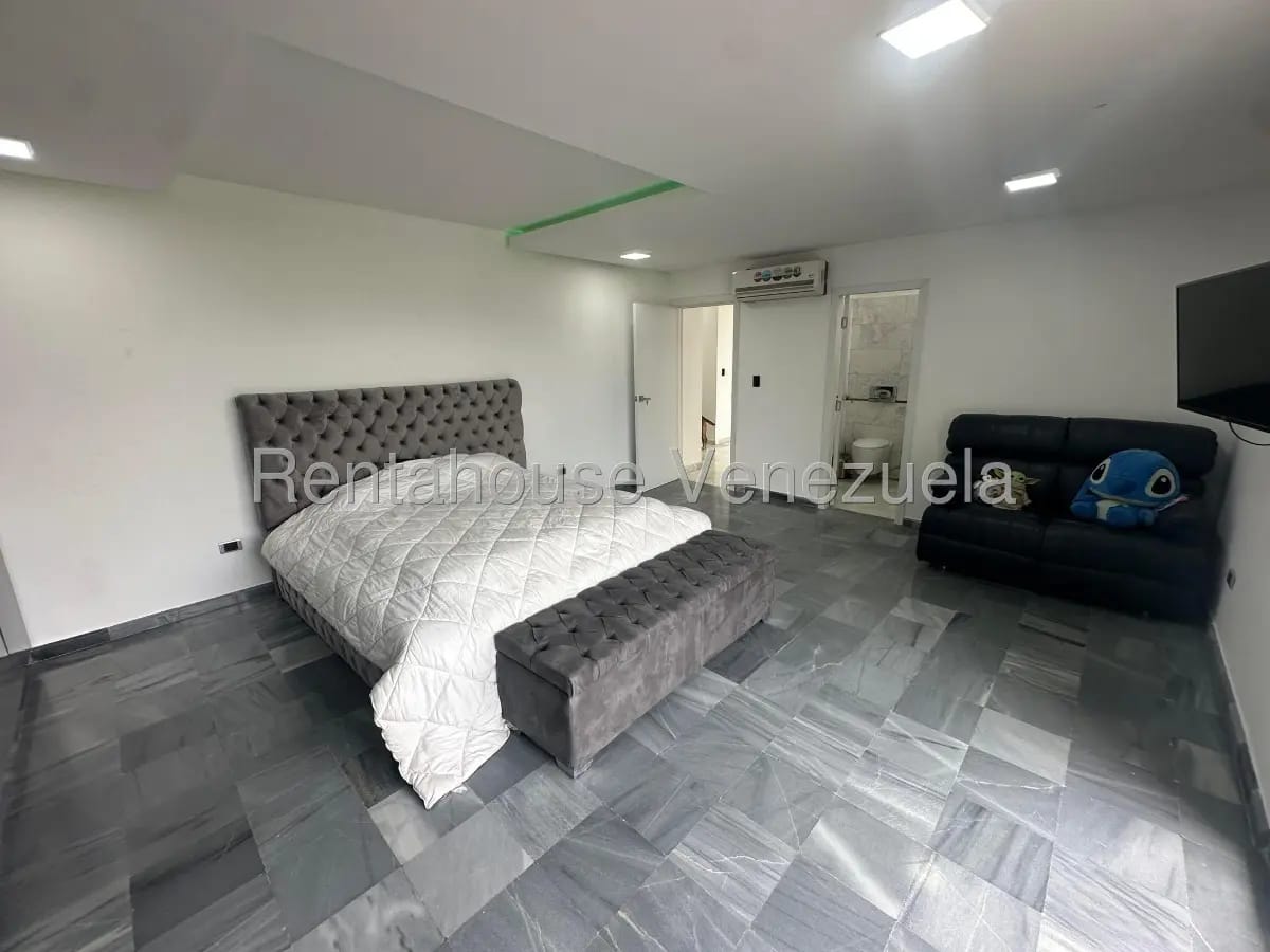 Magnifica casa en venta El Cafetal, hermosos jardines, piscina, parrillera, gimnasio, family room - 7