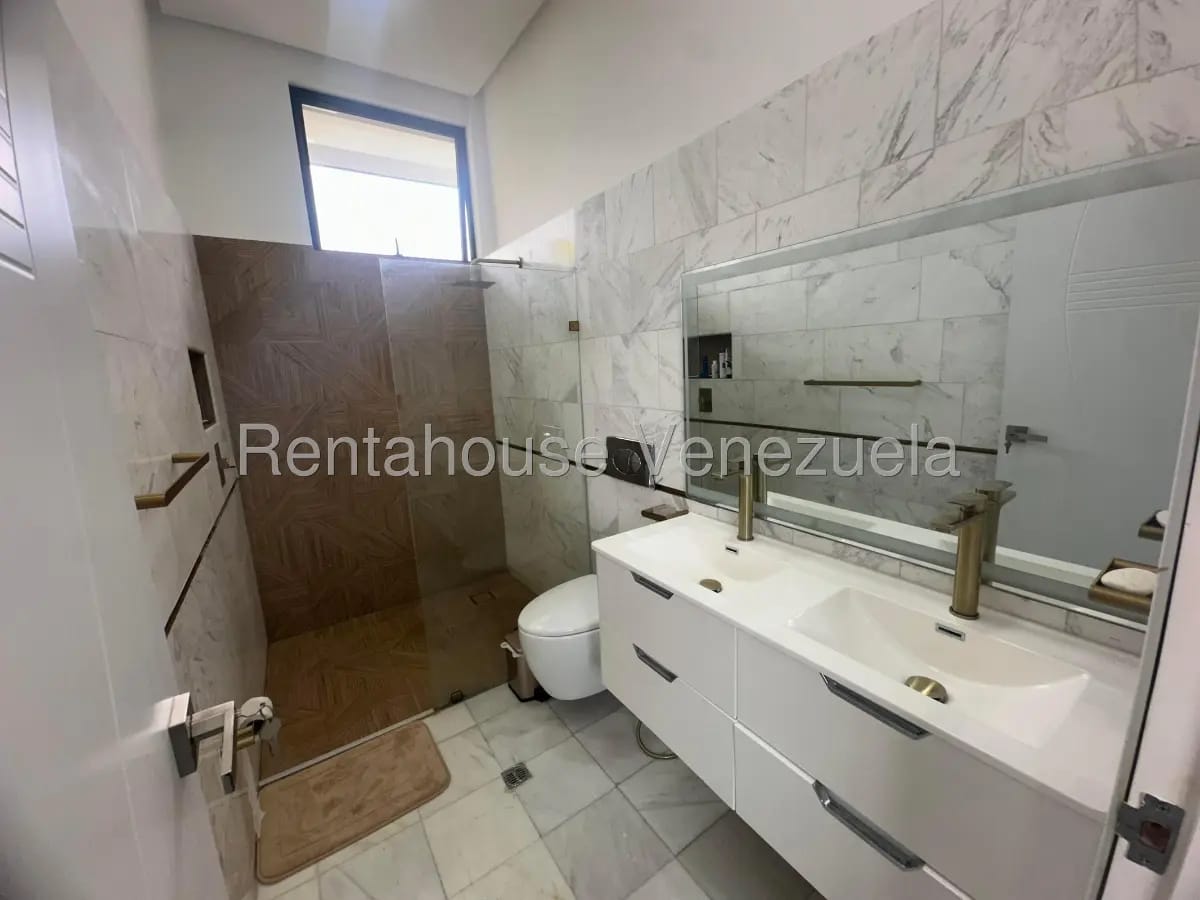 Magnifica casa en venta El Cafetal, hermosos jardines, piscina, parrillera, gimnasio, family room - 8