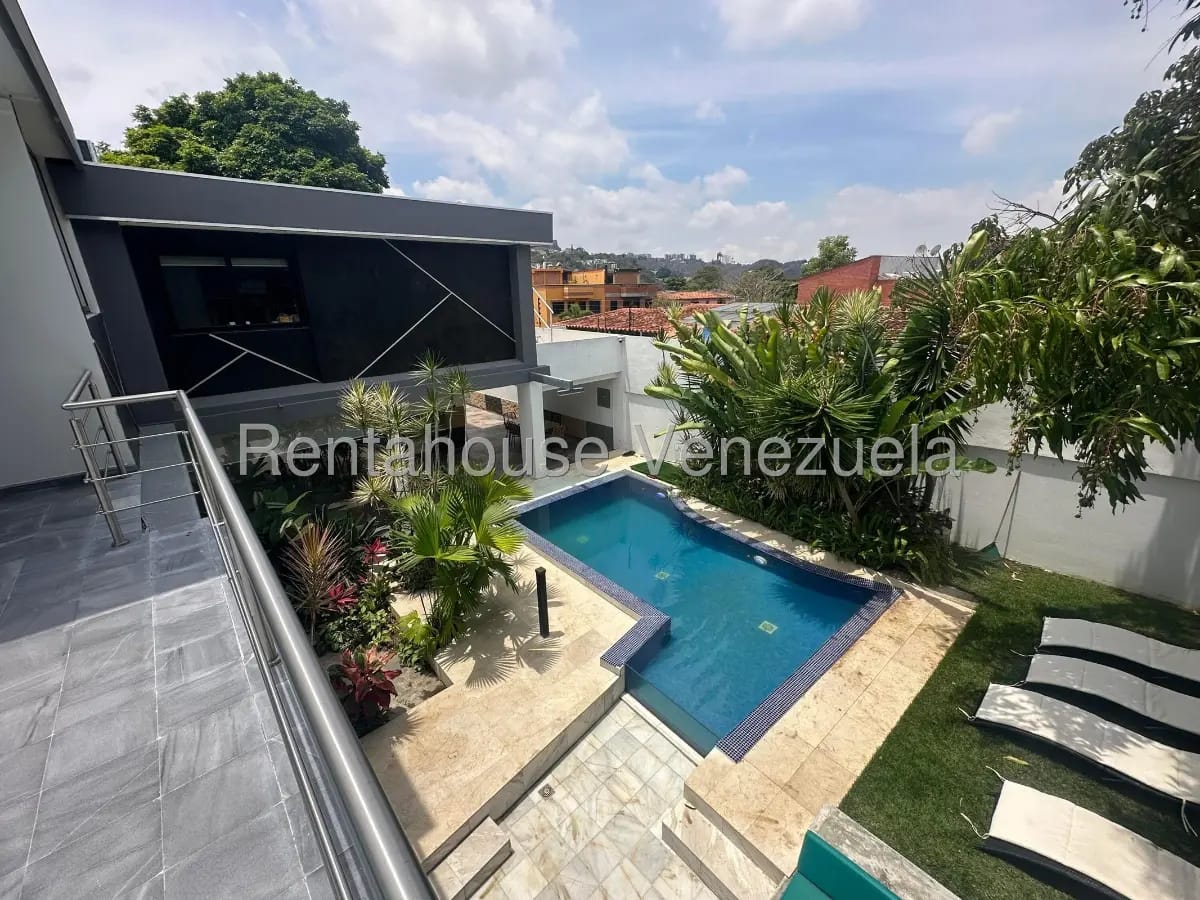 Magnifica casa en venta El Cafetal, hermosos jardines, piscina, parrillera, gimnasio, family room - 9