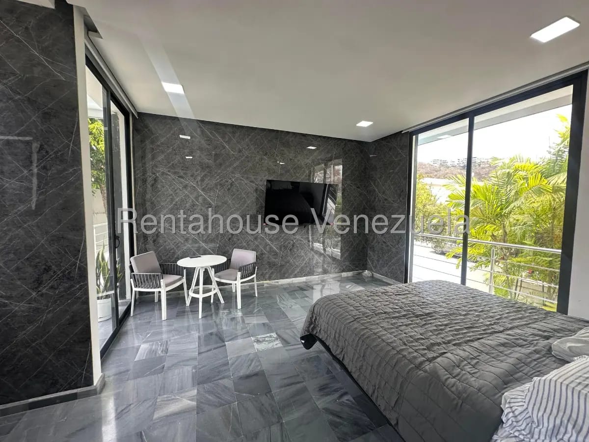 Magnifica casa en venta El Cafetal, hermosos jardines, piscina, parrillera, gimnasio, family room - 10