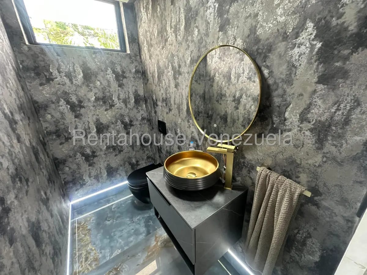 Magnifica casa en venta El Cafetal, hermosos jardines, piscina, parrillera, gimnasio, family room - 11