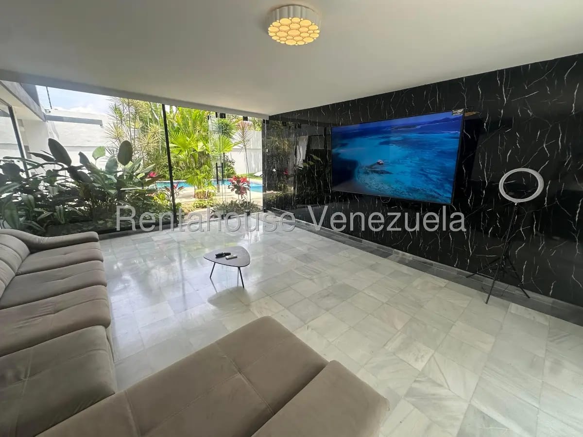 Magnifica casa en venta El Cafetal, hermosos jardines, piscina, parrillera, gimnasio, family room - 12
