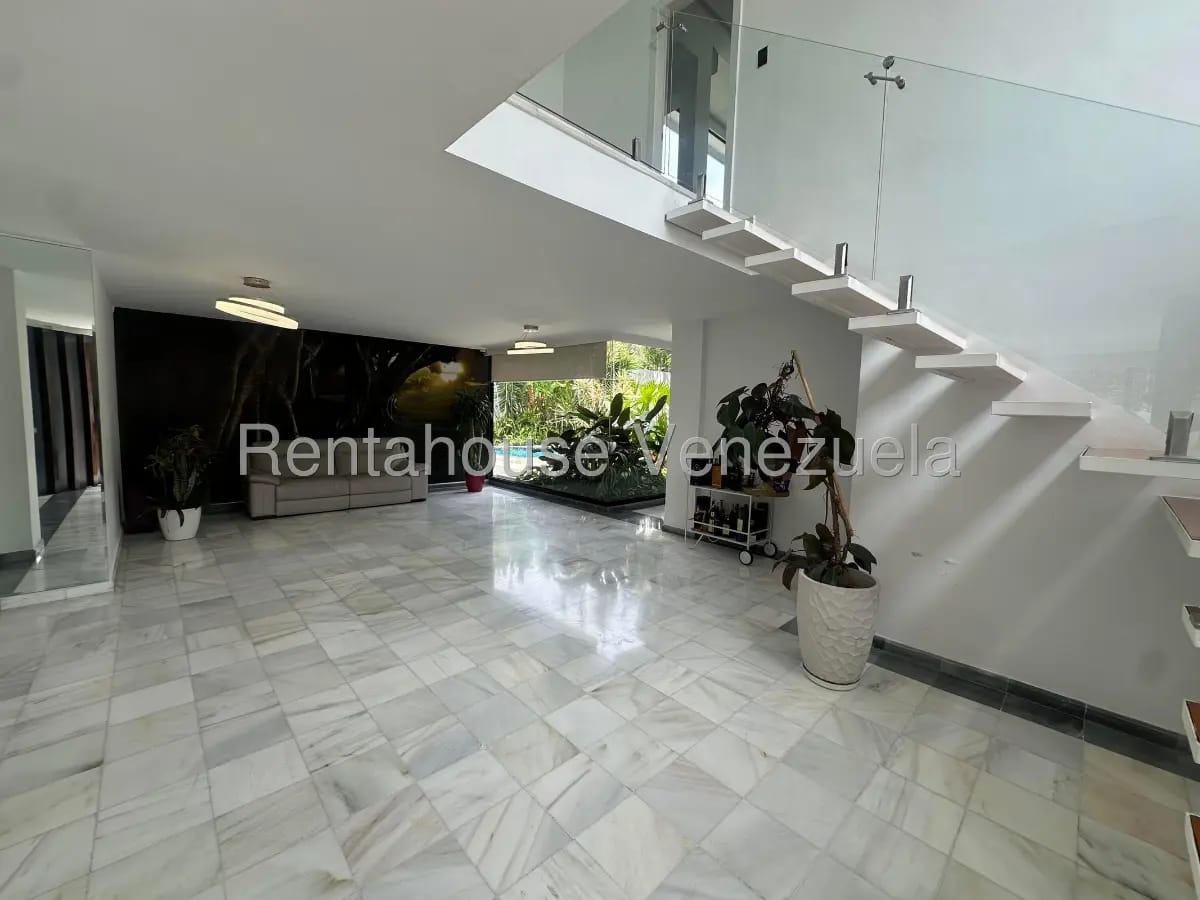Magnifica casa en venta El Cafetal, hermosos jardines, piscina, parrillera, gimnasio, family room - 14