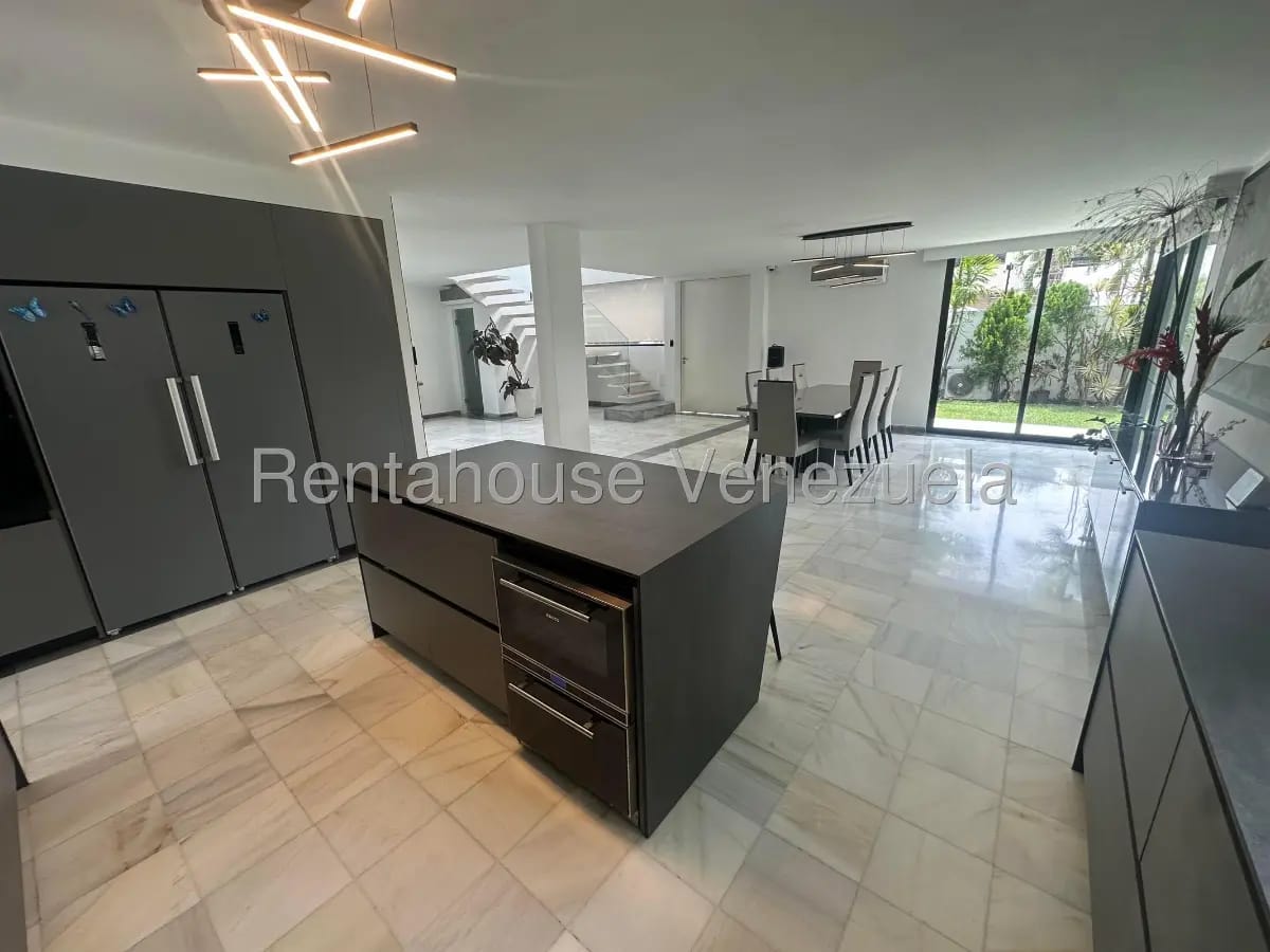 Magnifica casa en venta El Cafetal, hermosos jardines, piscina, parrillera, gimnasio, family room - 16