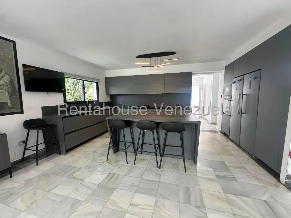 Magnifica casa en venta El Cafetal, hermosos jardines, piscina, parrillera, gimnasio, family room - 17