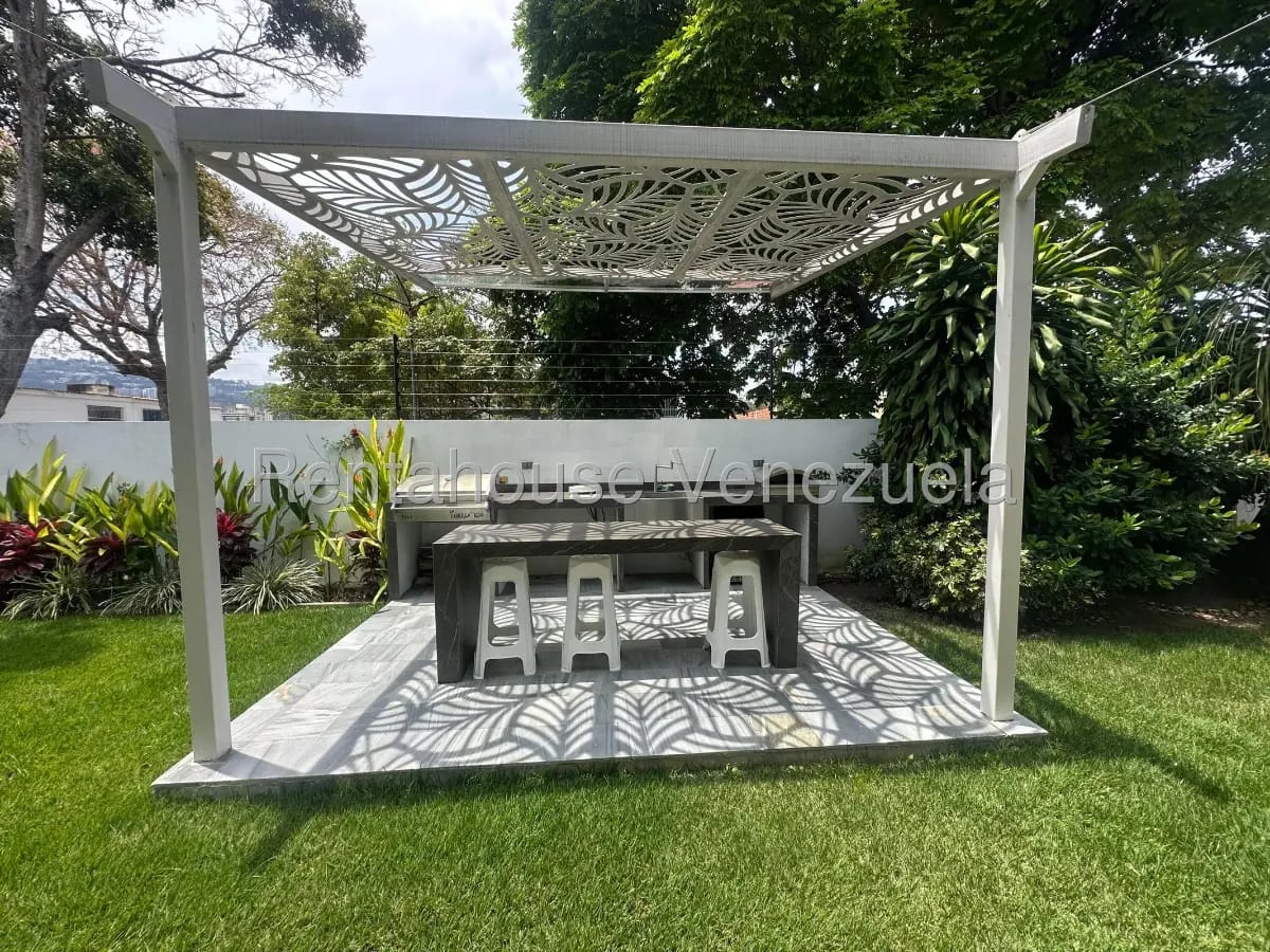 Magnifica casa en venta El Cafetal, hermosos jardines, piscina, parrillera, gimnasio, family room - 18