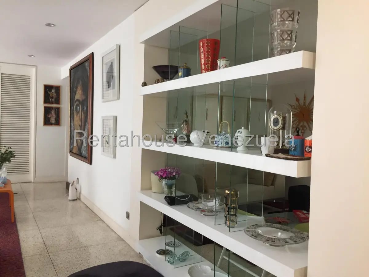 Elegante Y Bella Casa En Venta San Román, Hermoso Jardín Y Terrazas - 3