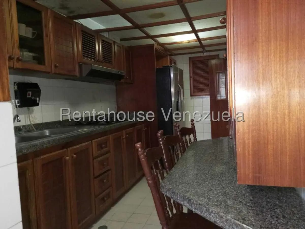 Amplio aparatamento en venta Res. Claret,zona este, semi amoblado.