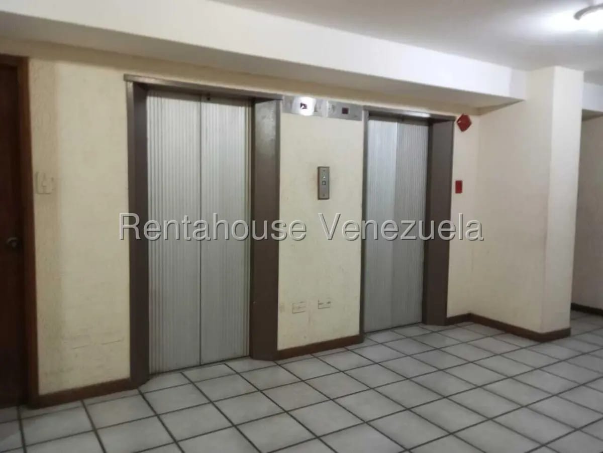 Amplio aparatamento en venta Res. Claret,zona este, semi amoblado. - 20