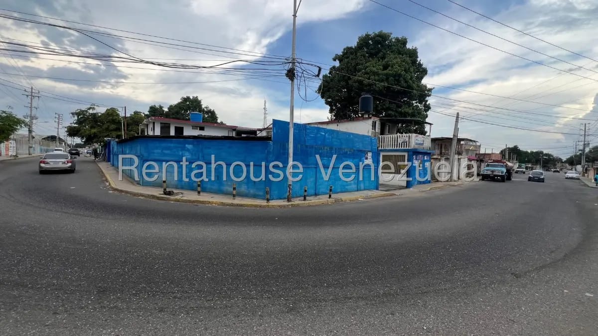 Amplio local comercial multiproposito en venta con apartamentos, zona norte