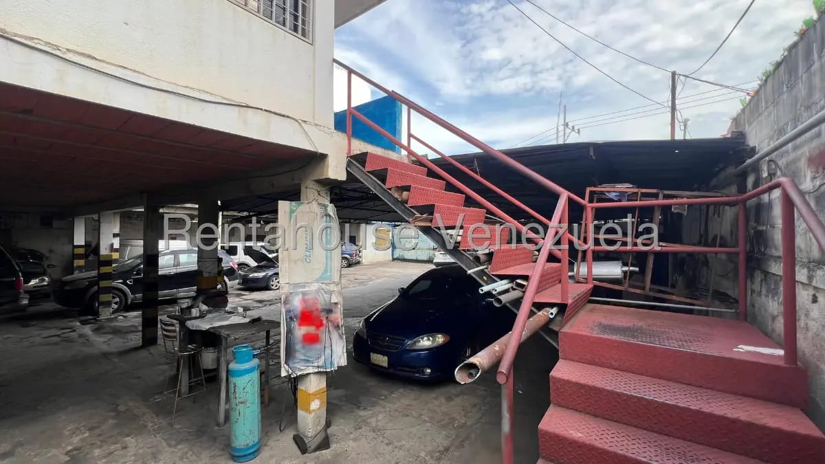 Amplio local comercial multiproposito en venta con apartamentos, zona norte - 16