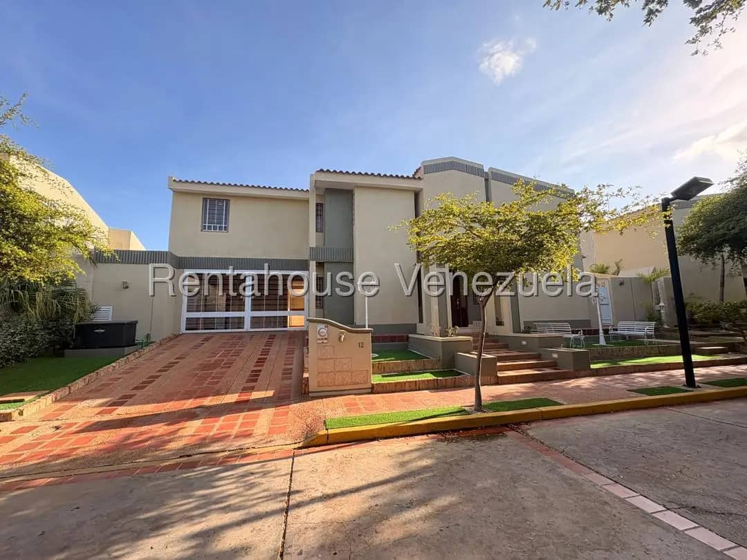 Lujoso Townhouse en venta con piscina zona norte Villa Antañona.