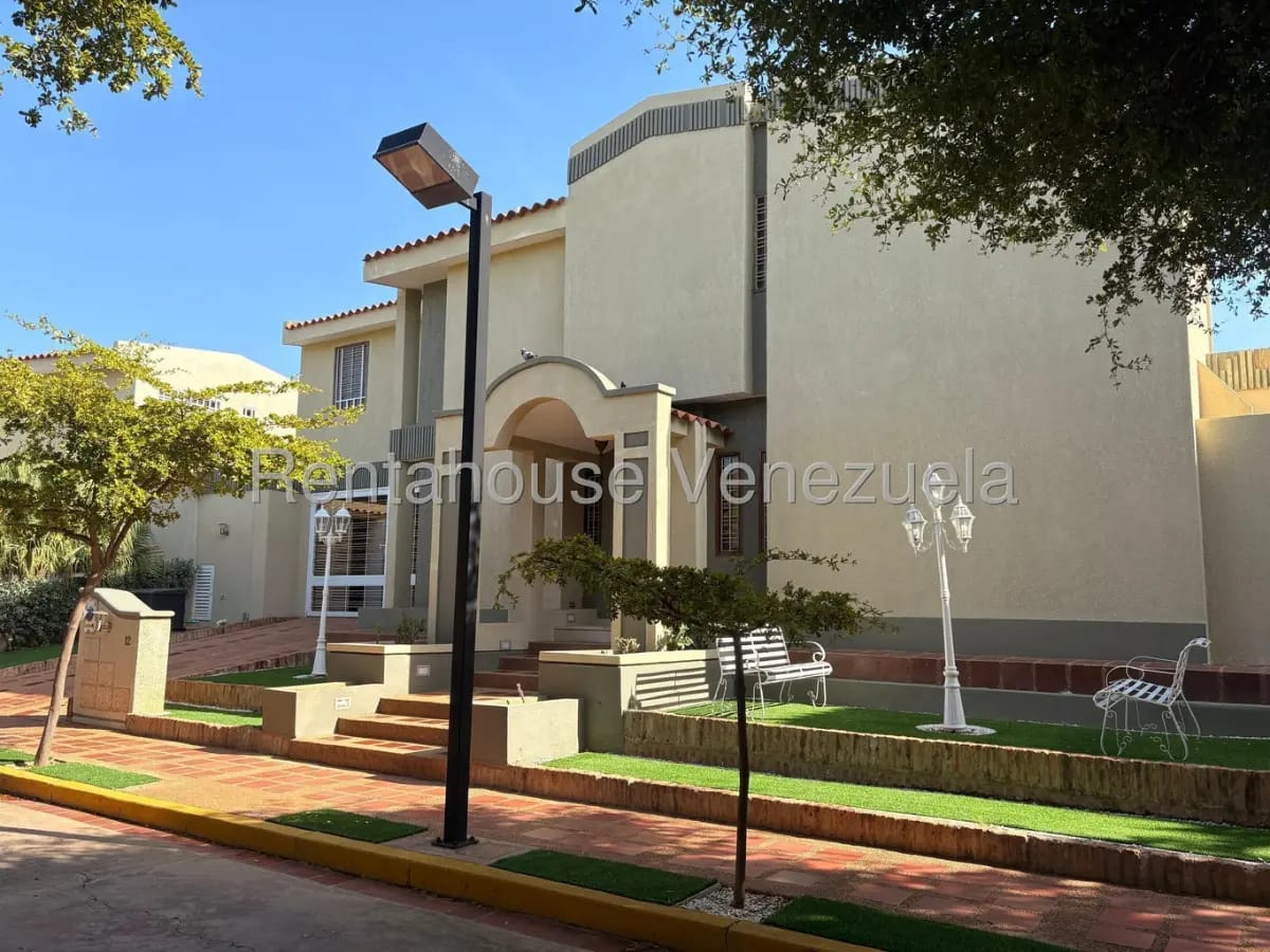 Lujoso Townhouse en venta con piscina zona norte Villa Antañona. - 3