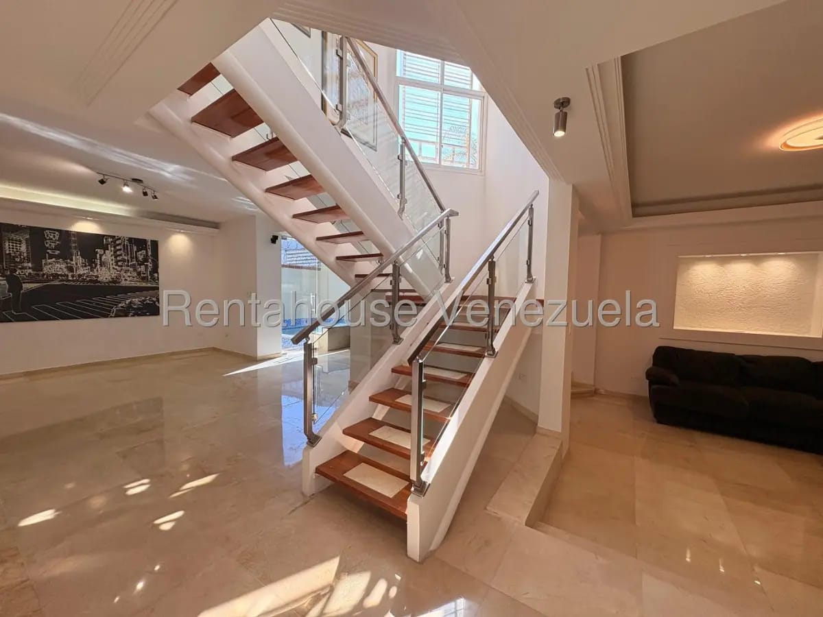 Lujoso Townhouse en venta con piscina zona norte Villa Antañona. - 9