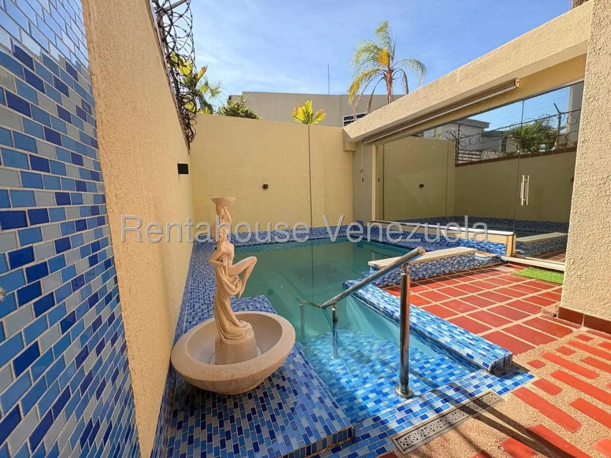 Lujoso Townhouse en venta con piscina zona norte Villa Antañona. - 30