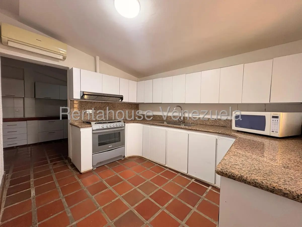Lujoso Townhouse en venta con piscina zona norte Villa Antañona. - 32
