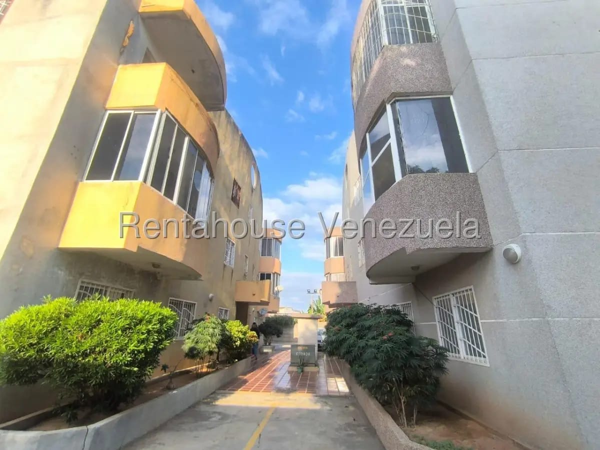 APARTAMENTO EN ALQUILER EN SECTOR ZIRUMA